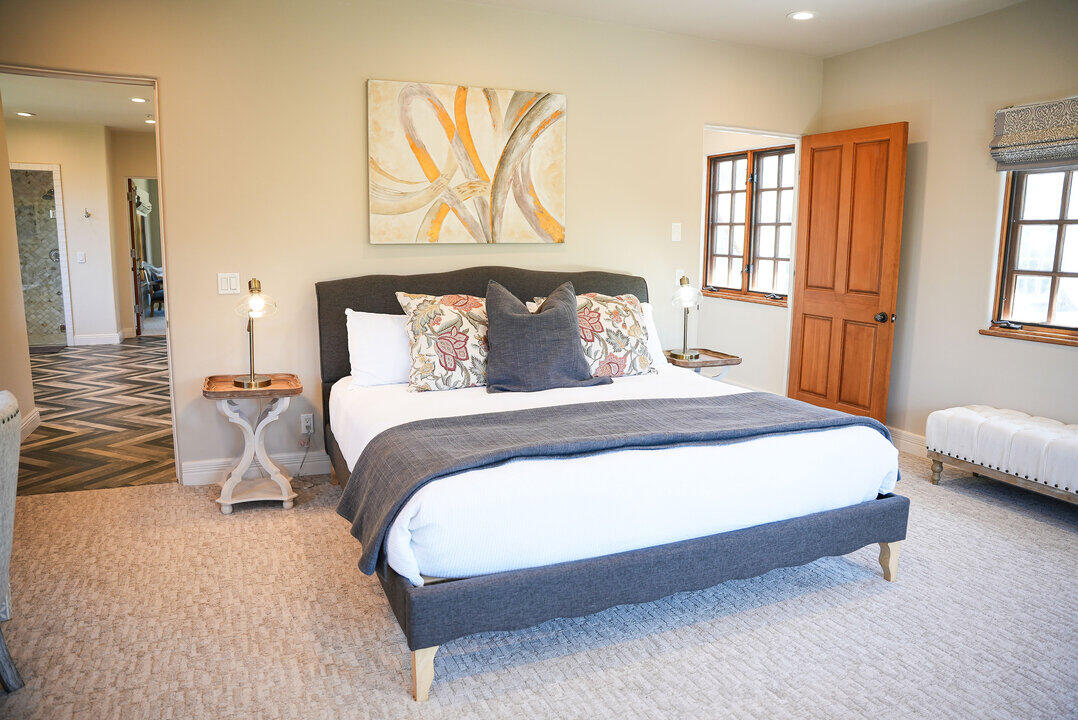 Bedroom with queen size bed